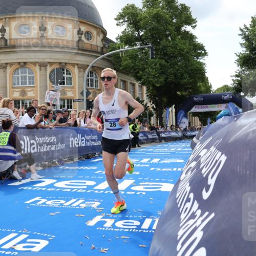 29.06.2025 - hella hamburg halbmarathon Strokosch-Dieckow http://msf.ph/oto/8205239 29.06.2025 10:12:42 Ziel 28 meine-sportfotos.de