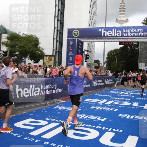 29.06.2025 - hella hamburg halbmarathon Michael Strokosch http://msf.ph/oto/8205244 29.06.2025 10:44:47 Ziel 1782, 1941, 2970, 3785, 4270, 4991, 6490, 10669, 15185, 15233, 17251, 18107, 18437, 18464, 18868, 19206 meine-sportfotos.de