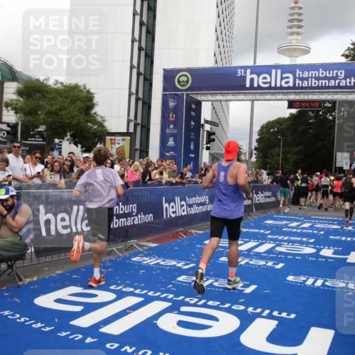 29.06.2025 - hella hamburg halbmarathon Michael Strokosch http://msf.ph/oto/8205261 29.06.2025 10:44:48 Ziel 1941, 2970, 3004, 3785, 4270, 4915, 7325, 10669, 15185, 15233, 16834, 17251, 18437, 18868 meine-sportfotos.de