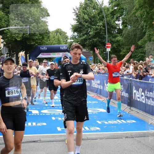 29.06.2025 - hella hamburg halbmarathon Zöllner http://msf.ph/oto/8205262 29.06.2025 10:48:28 Ziel 1537, 3747, 5129, 5362, 5528, 6081, 6923, 7367, 8216, 9262, 11451, 12549, 12840, 13962, 14990, 17745, 17855, 17982, 18790, 18923 meine-sportfotos.de