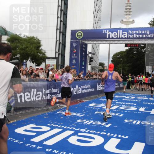 29.06.2025 - hella hamburg halbmarathon Michael Strokosch http://msf.ph/oto/8205283 29.06.2025 10:44:48 Ziel 1941, 2970, 3004, 3785, 4270, 4915, 7325, 10669, 15185, 15233, 16834, 17251, 18437, 18868 meine-sportfotos.de