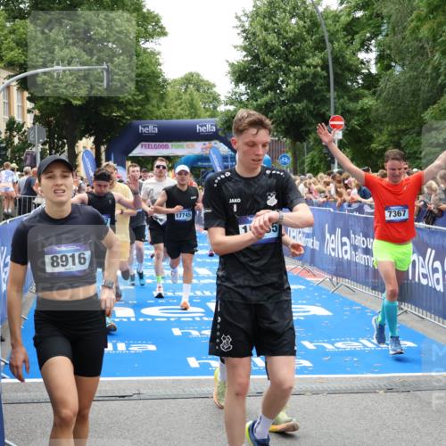 29.06.2025 - hella hamburg halbmarathon Zöllner http://msf.ph/oto/8205291 29.06.2025 10:48:28 Ziel 1537, 3747, 5129, 5362, 5528, 6081, 6923, 7367, 8216, 9262, 11451, 12549, 12840, 13962, 14990, 17745, 17855, 17982, 18790, 18923 meine-sportfotos.de