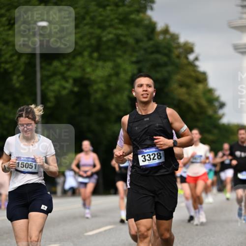 29.06.2025 - hella hamburg halbmarathon Dr. Thomas Lammeyer http://msf.ph/oto/8205293 29.06.2025 10:12:01 Kennedybrücke 1079, 1173, 1427, 1893, 2032, 2136, 3328, 3922, 3929, 4228, 5899, 6100, 6196, 7019, 7476, 7760, 9338 meine-sportfotos.de