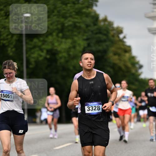 29.06.2025 - hella hamburg halbmarathon Dr. Thomas Lammeyer http://msf.ph/oto/8205319 29.06.2025 10:12:01 Kennedybrücke 1079, 1173, 1427, 1893, 2032, 2136, 3328, 3922, 3929, 4228, 5899, 6100, 6196, 7019, 7476, 7760, 9338 meine-sportfotos.de