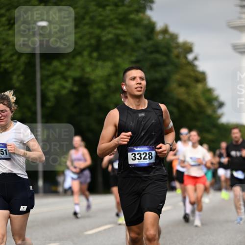 29.06.2025 - hella hamburg halbmarathon Dr. Thomas Lammeyer http://msf.ph/oto/8205342 29.06.2025 10:12:01 Kennedybrücke 1079, 1173, 1427, 1893, 2032, 2136, 3328, 3922, 3929, 4228, 5899, 6100, 6196, 7019, 7476, 7760, 9338 meine-sportfotos.de