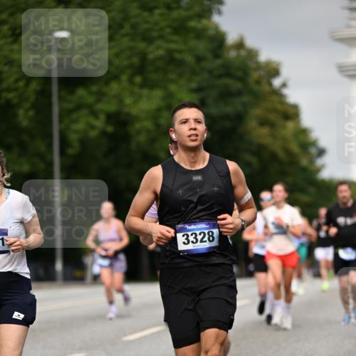 29.06.2025 - hella hamburg halbmarathon Dr. Thomas Lammeyer http://msf.ph/oto/8205361 29.06.2025 10:12:01 Kennedybrücke 1079, 1173, 1427, 1893, 2032, 2136, 3328, 3922, 3929, 4228, 5899, 6100, 6196, 7019, 7476, 7760, 9338 meine-sportfotos.de