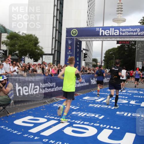29.06.2025 - hella hamburg halbmarathon Michael Strokosch http://msf.ph/oto/8205446 29.06.2025 10:44:51 Ziel 1941, 2970, 3004, 3098, 3785, 4270, 4915, 7056, 7167, 7325, 15185, 15233, 16834, 17251, 19207, 19210 meine-sportfotos.de
