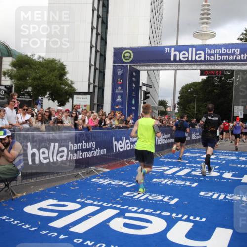 29.06.2025 - hella hamburg halbmarathon Michael Strokosch http://msf.ph/oto/8205485 29.06.2025 10:44:51 Ziel 1941, 2970, 3004, 3098, 3785, 4270, 4915, 7056, 7167, 7325, 15185, 15233, 16834, 17251, 19207, 19210 meine-sportfotos.de