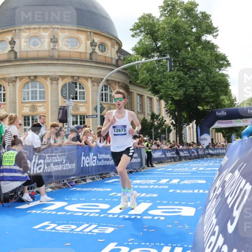 29.06.2025 - hella hamburg halbmarathon Strokosch-Dieckow http://msf.ph/oto/8205606 29.06.2025 10:15:34 Ziel 12673 meine-sportfotos.de