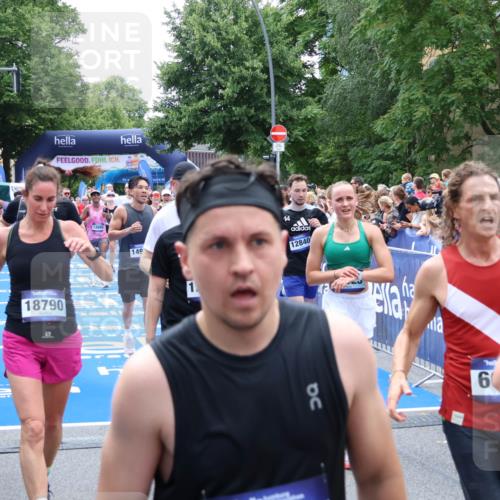 29.06.2025 - hella hamburg halbmarathon Zöllner http://msf.ph/oto/8205614 29.06.2025 10:48:34 Ziel 1163, 1176, 2213, 9262, 10000, 10860, 11451, 11579, 12149, 12690, 12840, 13962, 14033, 14990, 15573, 15808, 15917, 17395, 17855, 18251, 18790, 18815, 18923 meine-sportfotos.de