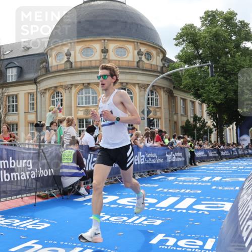 29.06.2025 - hella hamburg halbmarathon Strokosch-Dieckow http://msf.ph/oto/8205628 29.06.2025 10:15:34 Ziel 12673 meine-sportfotos.de