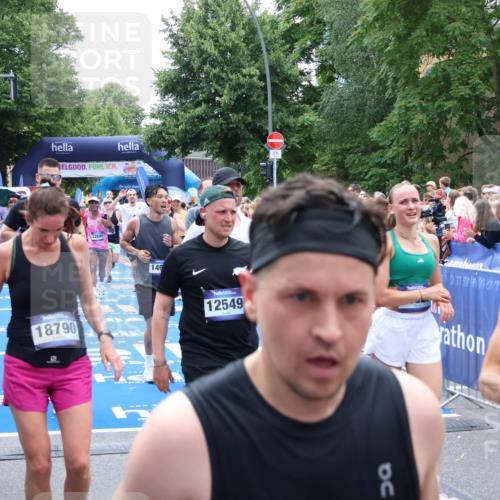 29.06.2025 - hella hamburg halbmarathon Zöllner http://msf.ph/oto/8205631 29.06.2025 10:48:34 Ziel 1163, 1176, 2213, 9262, 10000, 10860, 11451, 11579, 12149, 12690, 12840, 13962, 14033, 14990, 15573, 15808, 15917, 17395, 17855, 18251, 18790, 18815, 18923 meine-sportfotos.de