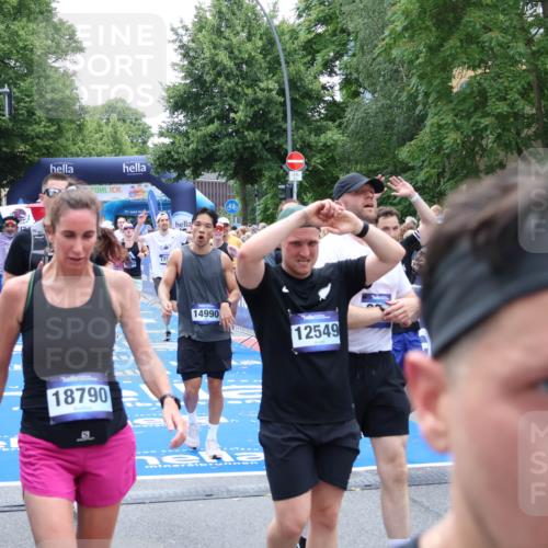 29.06.2025 - hella hamburg halbmarathon Zöllner http://msf.ph/oto/8205677 29.06.2025 10:48:35 Ziel 1163, 1176, 2213, 5421, 10000, 10860, 11451, 11579, 12149, 12690, 12840, 13962, 14033, 14990, 15573, 15808, 15917, 17395, 17855, 18251, 18815 meine-sportfotos.de
