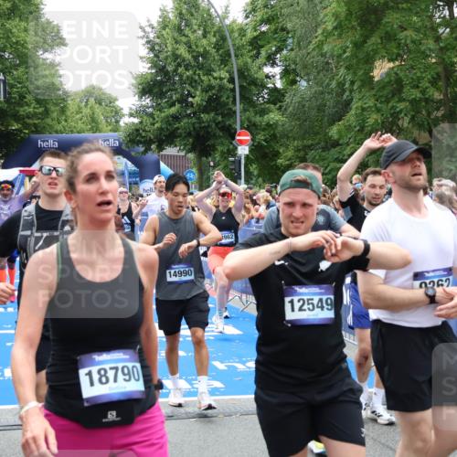 29.06.2025 - hella hamburg halbmarathon Zöllner http://msf.ph/oto/8205690 29.06.2025 10:48:36 Ziel 1163, 1176, 2213, 5421, 10000, 10860, 11451, 11579, 12149, 12690, 13962, 14033, 14990, 15573, 15808, 15917, 17395, 18251, 18815 meine-sportfotos.de