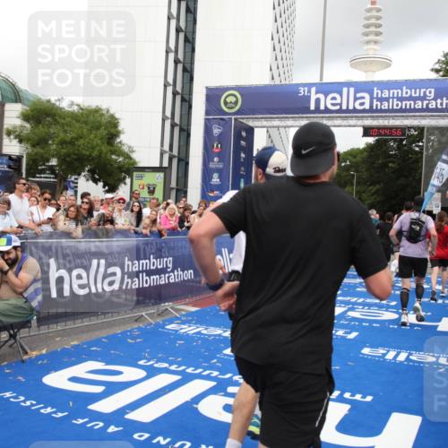 29.06.2025 - hella hamburg halbmarathon Michael Strokosch http://msf.ph/oto/8205701 29.06.2025 10:44:55 Ziel 1941, 2098, 2970, 3004, 3098, 3785, 4425, 4915, 7056, 7167, 7325, 9720, 12161, 16834, 17406, 18631, 19207, 19210 meine-sportfotos.de
