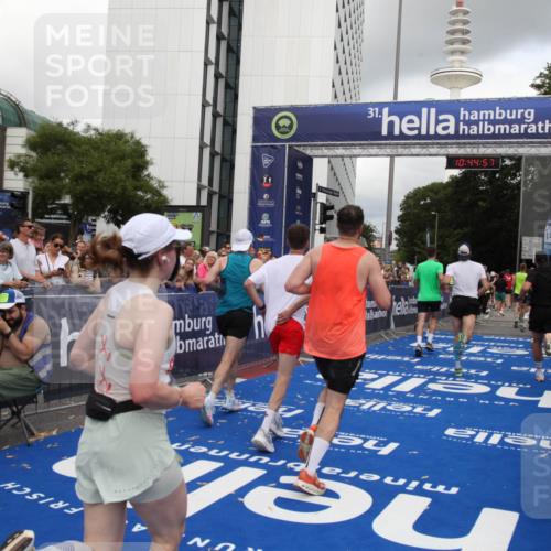 29.06.2025 - hella hamburg halbmarathon Michael Strokosch http://msf.ph/oto/8205739 29.06.2025 10:44:56 Ziel 1941, 2098, 2890, 3004, 3098, 3785, 4425, 4915, 7056, 7167, 7325, 9030, 9720, 12161, 16834, 17382, 17406, 18631, 19207, 19210 meine-sportfotos.de