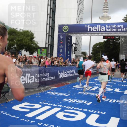 29.06.2025 - hella hamburg halbmarathon Michael Strokosch http://msf.ph/oto/8205834 29.06.2025 10:44:57 Ziel 1520, 2098, 2890, 3004, 3098, 4425, 4915, 7056, 7167, 7325, 9030, 9720, 12161, 16834, 17382, 17406, 18055, 18631, 19207, 19210 meine-sportfotos.de