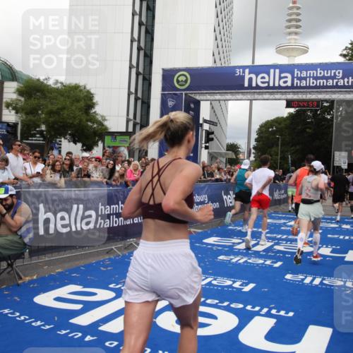 29.06.2025 - hella hamburg halbmarathon Michael Strokosch http://msf.ph/oto/8205855 29.06.2025 10:44:57 Ziel 1520, 2098, 2890, 3004, 3098, 4425, 4915, 7056, 7167, 7325, 9030, 9720, 12161, 16834, 17382, 17406, 18055, 18631, 19207, 19210 meine-sportfotos.de