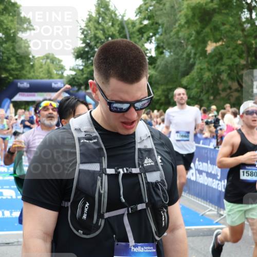 29.06.2025 - hella hamburg halbmarathon Zöllner http://msf.ph/oto/8205867 29.06.2025 10:48:39 Ziel 1163, 1176, 2213, 4553, 5421, 9538, 10000, 10859, 10860, 11579, 14511, 15573, 15808, 15917, 18251, 18815 meine-sportfotos.de