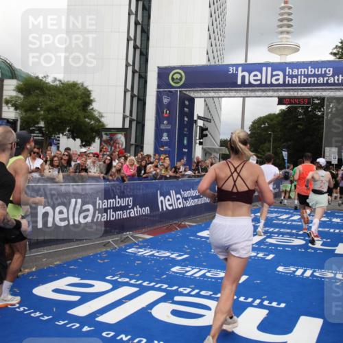 29.06.2025 - hella hamburg halbmarathon Michael Strokosch http://msf.ph/oto/8205876 29.06.2025 10:44:58 Ziel 1424, 1520, 2098, 2890, 3098, 4425, 7056, 7167, 9030, 9720, 12161, 17382, 17406, 18055, 18631, 19207, 19210 meine-sportfotos.de