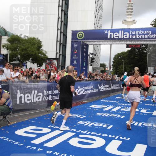 29.06.2025 - hella hamburg halbmarathon Michael Strokosch http://msf.ph/oto/8205887 29.06.2025 10:44:58 Ziel 1424, 1520, 2098, 2890, 3098, 4425, 7056, 7167, 9030, 9720, 12161, 17382, 17406, 18055, 18631, 19207, 19210 meine-sportfotos.de
