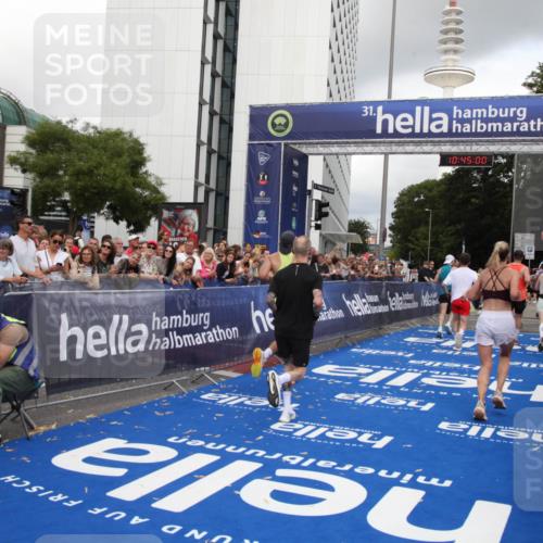 29.06.2025 - hella hamburg halbmarathon Michael Strokosch http://msf.ph/oto/8205931 29.06.2025 10:44:59 Ziel 1424, 1520, 2098, 2890, 3098, 4425, 7056, 7167, 9030, 9720, 12161, 16058, 17382, 17406, 17544, 18055, 18631, 19210 meine-sportfotos.de