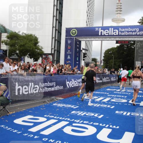 29.06.2025 - hella hamburg halbmarathon Michael Strokosch http://msf.ph/oto/8205945 29.06.2025 10:44:59 Ziel 1424, 1520, 2098, 2890, 3098, 4425, 7056, 7167, 9030, 9720, 12161, 16058, 17382, 17406, 17544, 18055, 18631, 19210 meine-sportfotos.de