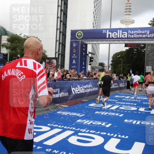 29.06.2025 - hella hamburg halbmarathon Michael Strokosch http://msf.ph/oto/8205958 29.06.2025 10:44:59 Ziel 1424, 1520, 2098, 2890, 3098, 4425, 7056, 7167, 9030, 9720, 12161, 16058, 17382, 17406, 17544, 18055, 18631, 19210 meine-sportfotos.de