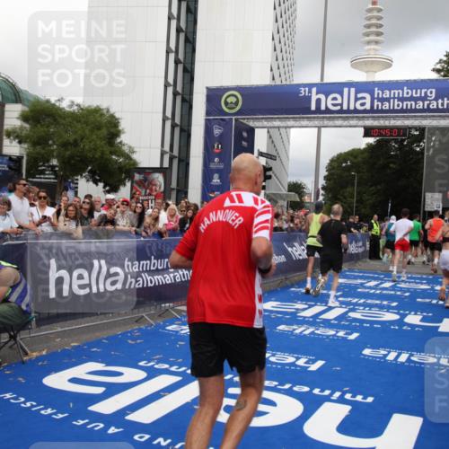 29.06.2025 - hella hamburg halbmarathon Michael Strokosch http://msf.ph/oto/8205970 29.06.2025 10:45:00 Ziel 1424, 1520, 2098, 2890, 4425, 9030, 9720, 12161, 16058, 17382, 17406, 17544, 18055, 18631 meine-sportfotos.de