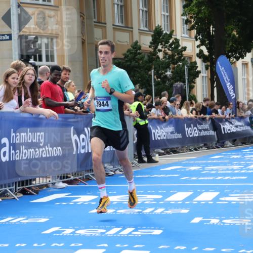 29.06.2025 - hella hamburg halbmarathon Strokosch-Dieckow http://msf.ph/oto/8205972 29.06.2025 10:16:33 Ziel 3944, 11864 meine-sportfotos.de