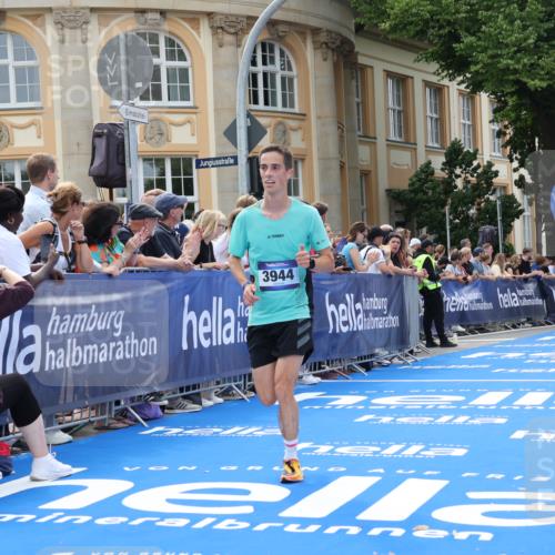 29.06.2025 - hella hamburg halbmarathon Strokosch-Dieckow http://msf.ph/oto/8205989 29.06.2025 10:16:33 Ziel 3944, 11864 meine-sportfotos.de