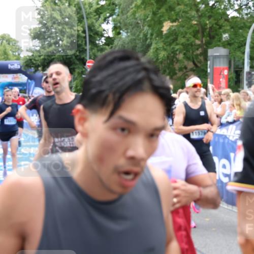 29.06.2025 - hella hamburg halbmarathon Zöllner http://msf.ph/oto/8206030 29.06.2025 10:48:41 Ziel 1163, 1176, 2213, 4553, 5421, 9538, 10859, 11579, 14511, 15384, 15573, 17127, 18815 meine-sportfotos.de