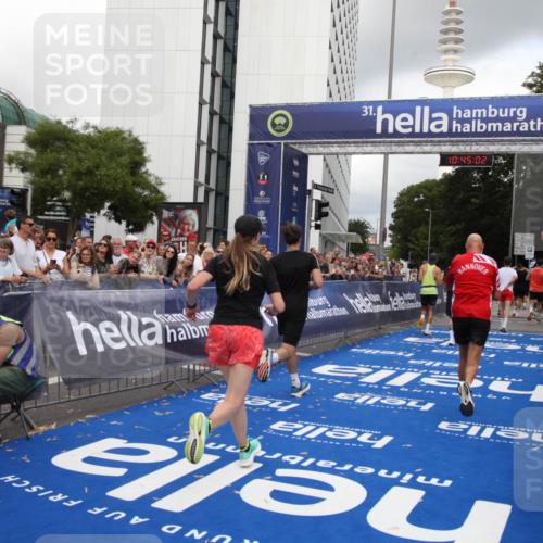 29.06.2025 - hella hamburg halbmarathon Michael Strokosch http://msf.ph/oto/8206032 29.06.2025 10:45:01 Ziel 1171, 1424, 1520, 2098, 2890, 4425, 9030, 9720, 12161, 16058, 17381, 17382, 17406, 17544, 18055, 18631 meine-sportfotos.de
