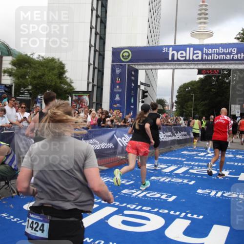 29.06.2025 - hella hamburg halbmarathon Michael Strokosch http://msf.ph/oto/8206061 29.06.2025 10:45:01 Ziel 1171, 1424, 1520, 2098, 2890, 4425, 9030, 9720, 12161, 16058, 17381, 17382, 17406, 17544, 18055, 18631 meine-sportfotos.de