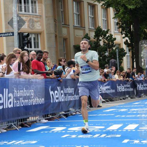 29.06.2025 - hella hamburg halbmarathon Strokosch-Dieckow http://msf.ph/oto/8206073 29.06.2025 10:16:38 Ziel 11864 meine-sportfotos.de