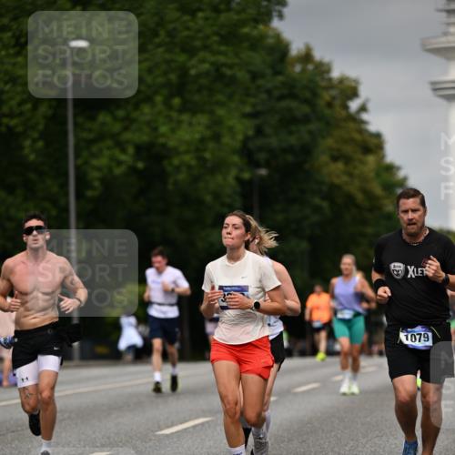 29.06.2025 - hella hamburg halbmarathon Dr. Thomas Lammeyer http://msf.ph/oto/8206089 29.06.2025 10:12:05 Kennedybrücke 1079, 1173, 1427, 2032, 2136, 3328, 3922, 4228, 5347, 5899, 6100, 7019, 7476, 7760, 9338 meine-sportfotos.de