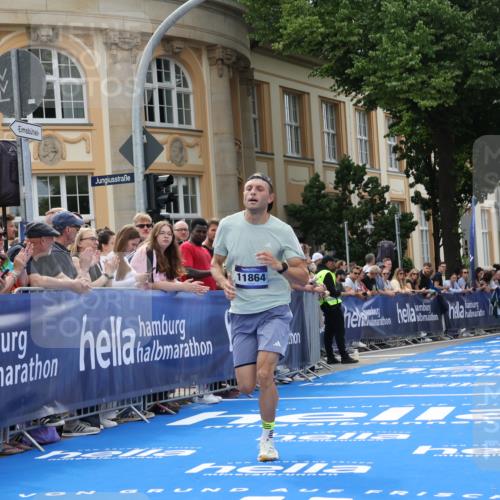 29.06.2025 - hella hamburg halbmarathon Strokosch-Dieckow http://msf.ph/oto/8206095 29.06.2025 10:16:38 Ziel 11864 meine-sportfotos.de
