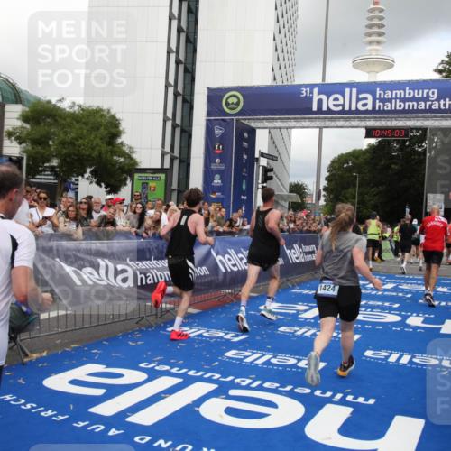 29.06.2025 - hella hamburg halbmarathon Michael Strokosch http://msf.ph/oto/8206104 29.06.2025 10:45:02 Ziel 1171, 1424, 1520, 2890, 4425, 7843, 9030, 15334, 16058, 17381, 17382, 17406, 17544, 18055, 18631 meine-sportfotos.de