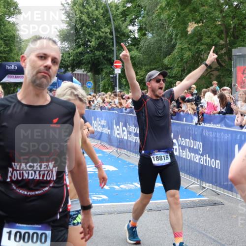 29.06.2025 - hella hamburg halbmarathon Zöllner http://msf.ph/oto/8206124 29.06.2025 10:48:43 Ziel 2442, 4553, 5421, 9538, 10859, 14511, 15384, 15573, 17127 meine-sportfotos.de