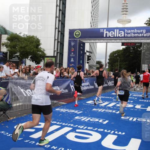 29.06.2025 - hella hamburg halbmarathon Michael Strokosch http://msf.ph/oto/8206136 29.06.2025 10:45:02 Ziel 1171, 1424, 1520, 2890, 4425, 7843, 9030, 15334, 16058, 17381, 17382, 17406, 17544, 18055, 18631 meine-sportfotos.de