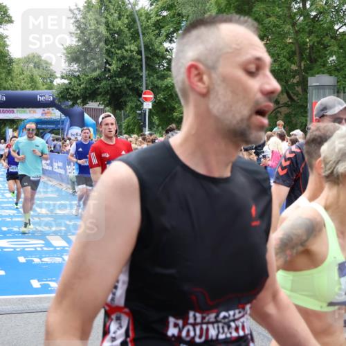 29.06.2025 - hella hamburg halbmarathon Zöllner http://msf.ph/oto/8206165 29.06.2025 10:48:44 Ziel 1094, 2442, 4553, 5421, 9538, 10859, 14511, 15384, 17127 meine-sportfotos.de