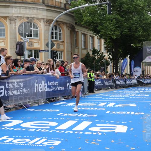 29.06.2025 - hella hamburg halbmarathon Strokosch-Dieckow http://msf.ph/oto/8206205 29.06.2025 10:17:01 Ziel 4116, 16529 meine-sportfotos.de