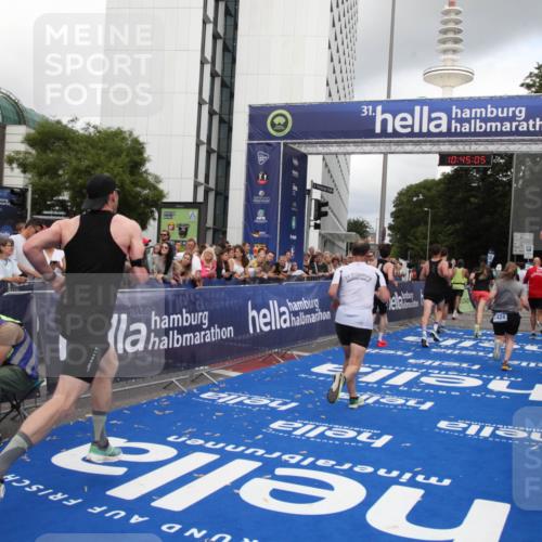 29.06.2025 - hella hamburg halbmarathon Michael Strokosch http://msf.ph/oto/8206212 29.06.2025 10:45:03 Ziel 1171, 1424, 1520, 2890, 4425, 6266, 7709, 7843, 9030, 11688, 15334, 16058, 17381, 17382, 17406, 17544, 18055, 18631 meine-sportfotos.de