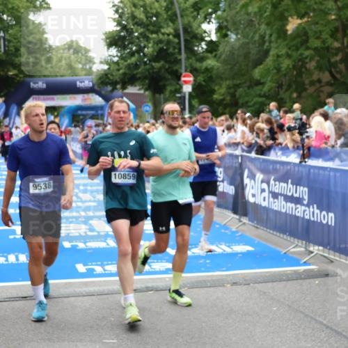 29.06.2025 - hella hamburg halbmarathon Zöllner http://msf.ph/oto/8206226 29.06.2025 10:48:46 Ziel 1094, 1884, 2442, 4553, 9482, 9538, 10859, 11519, 12533, 14511, 15384, 17127 meine-sportfotos.de