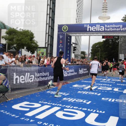 29.06.2025 - hella hamburg halbmarathon Michael Strokosch http://msf.ph/oto/8206241 29.06.2025 10:45:04 Ziel 1171, 1424, 1520, 2890, 6266, 7709, 7843, 9030, 10741, 11688, 15334, 16058, 17381, 17382, 17544, 18055 meine-sportfotos.de