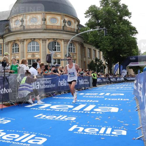 29.06.2025 - hella hamburg halbmarathon Strokosch-Dieckow http://msf.ph/oto/8206244 29.06.2025 10:17:01 Ziel 4116, 16529 meine-sportfotos.de