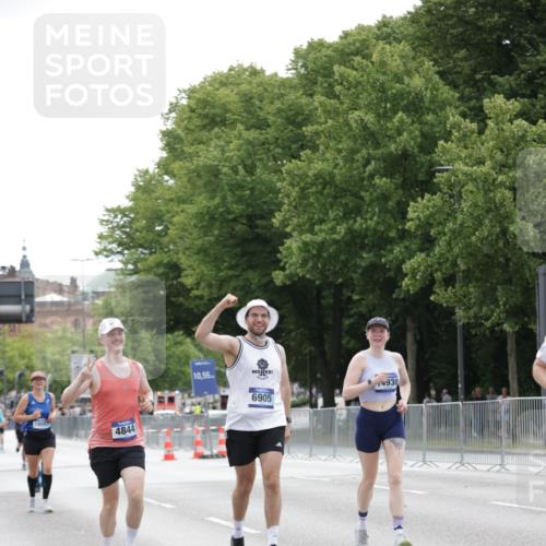 29.06.2025 - hella hamburg halbmarathon Jannik Wohlers http://msf.ph/oto/8206259 29.06.2025 10:26:02 Lombardsbrücke 1300, 3617, 4267, 4268, 4315, 4844, 6905, 7929, 8306, 8357, 8942, 11107, 12126, 12826, 12827, 13264, 14930, 15807, 17712, 18087 meine-sportfotos.de
