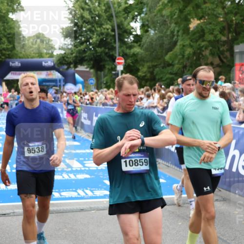 29.06.2025 - hella hamburg halbmarathon Zöllner http://msf.ph/oto/8206288 29.06.2025 10:48:47 Ziel 1094, 1884, 1892, 2442, 9482, 11519, 12533, 14511, 15384, 17007, 17127 meine-sportfotos.de
