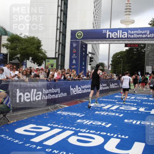 29.06.2025 - hella hamburg halbmarathon Michael Strokosch http://msf.ph/oto/8206307 29.06.2025 10:45:05 Ziel 1171, 1424, 1520, 2890, 3917, 6266, 7709, 7843, 9030, 9710, 10741, 11688, 13919, 15334, 16058, 17381, 17382, 17544, 18055 meine-sportfotos.de