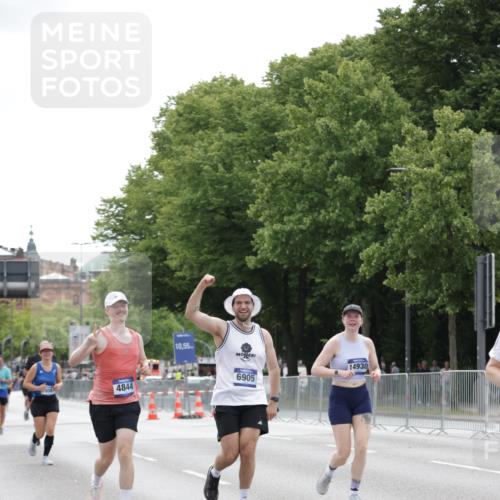 29.06.2025 - hella hamburg halbmarathon Jannik Wohlers http://msf.ph/oto/8206323 29.06.2025 10:26:02 Lombardsbrücke 1300, 3617, 4267, 4268, 4315, 4844, 6905, 7929, 8306, 8357, 8942, 11107, 12126, 12826, 12827, 13264, 14930, 15807, 17712, 18087 meine-sportfotos.de